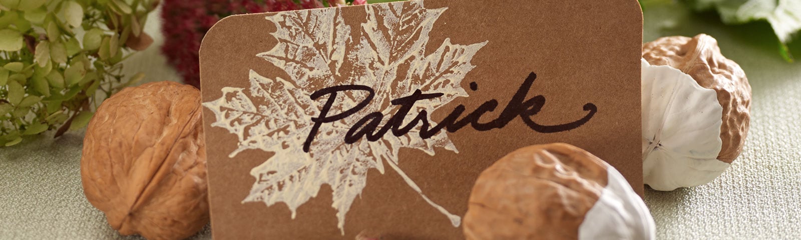 Name cards with walnuts as decoration